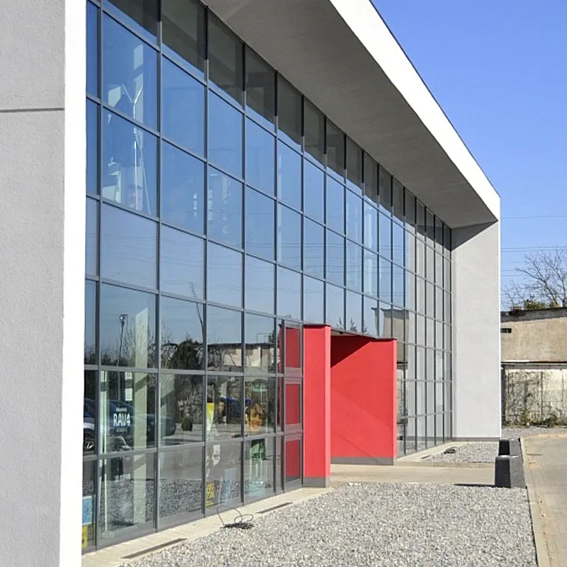 Przeszklona fasada aluminiowa budynku komercyjnego